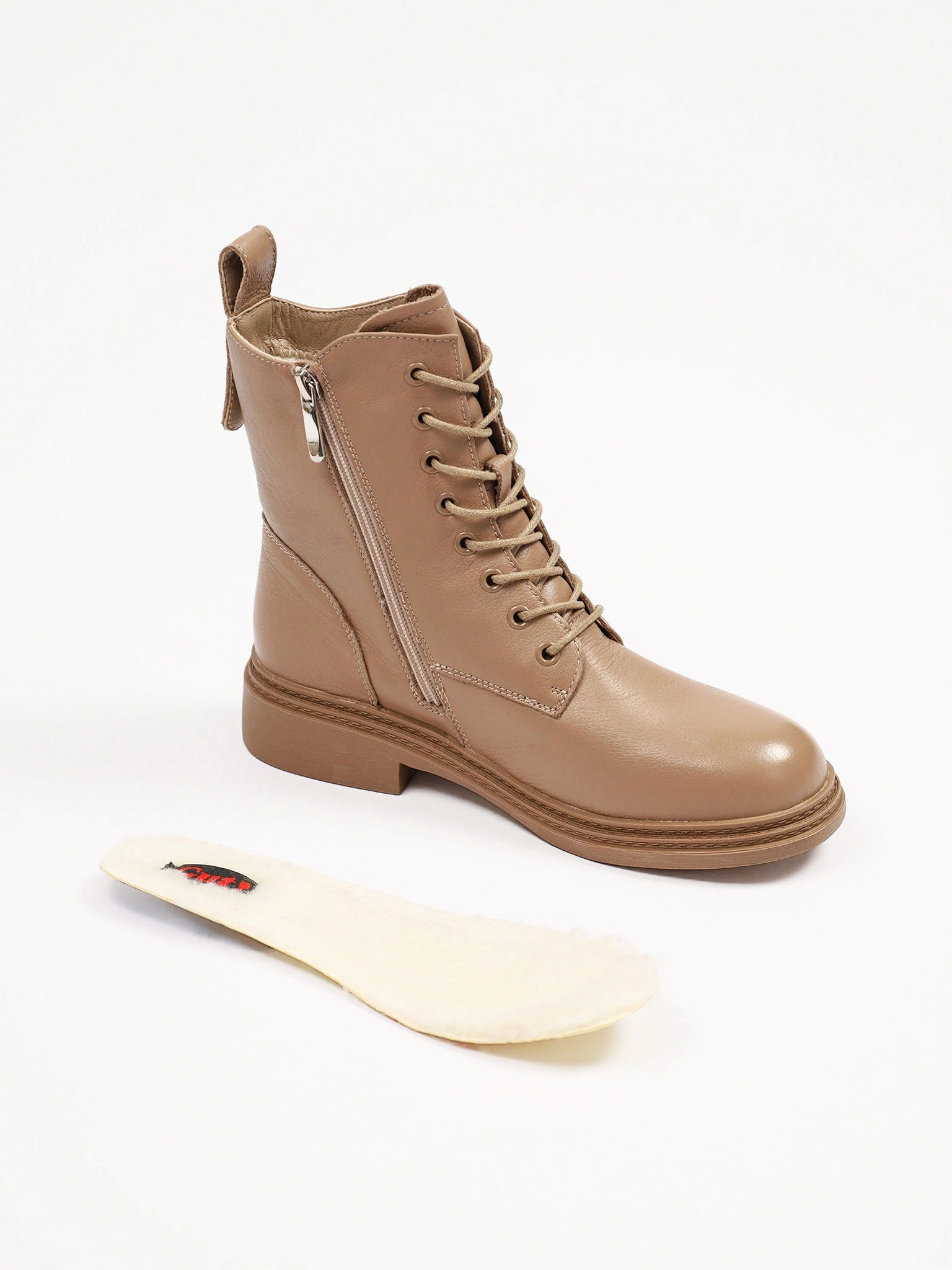 Ботинки бежевого цвета на среднем широком каблуке